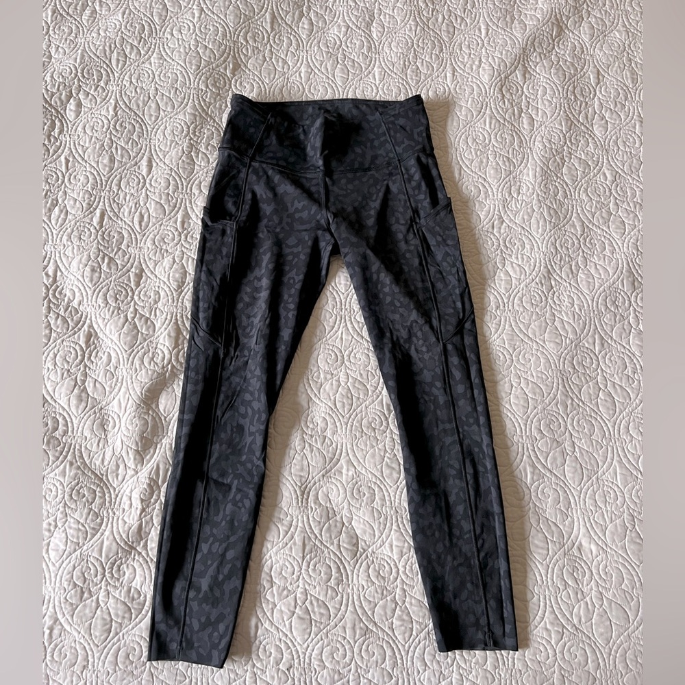 Lululemon fast n free size 8 25” inseam black and gray pattern